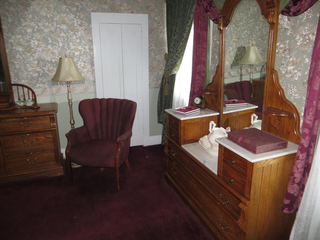 Edith Palmer'S Country Inn, Historical Bed & Breakfast เวอร์จิเนียซิตี้ ภายนอก รูปภาพ